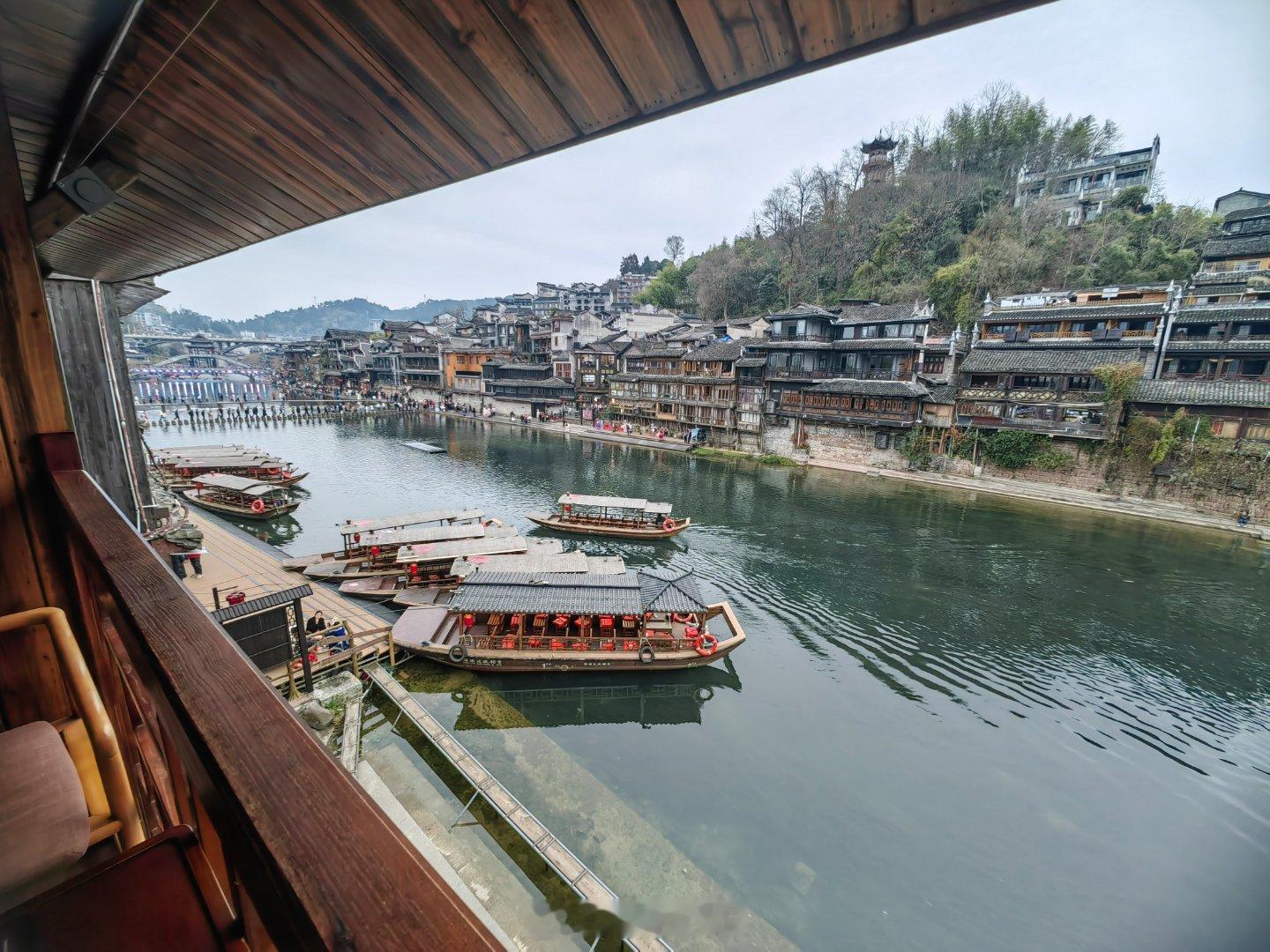 朝发而夕至。大年初二，外面跑的人挺多。过年就好好过年，看什么地缘时政过年好烽火问