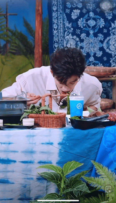 王星越的吃商恐怕在我之上 从日常vlog的自在干饭，到直播间花式解锁创意吃法，王