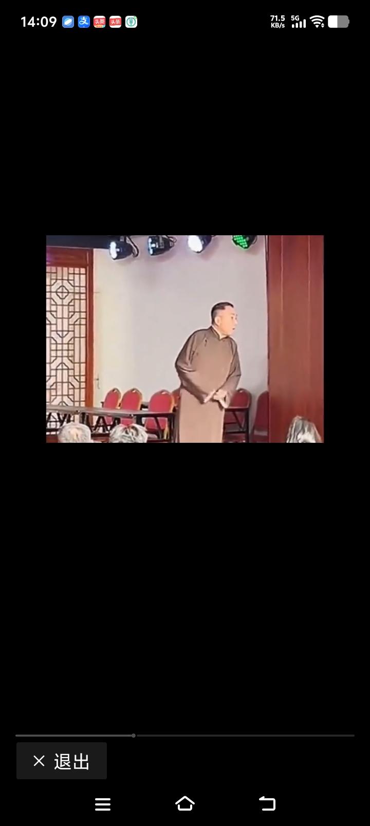 10 月 25 日晚，天津杨光相声社，杨议压轴演出，他和观众吵起来了！
 
演出
