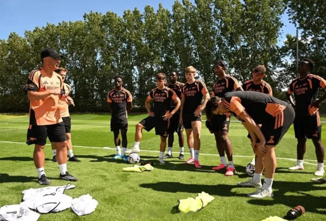 阿森纳阿森纳 u21已经在周一结束休假开启了训练。 