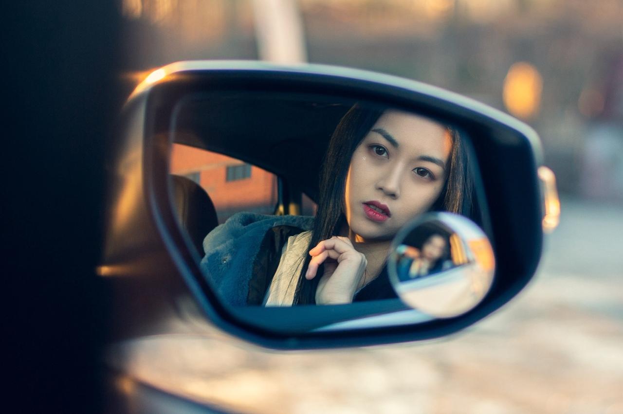 车内拍出故事感人像香车美女 人像摄影 港风人像 故事感照片