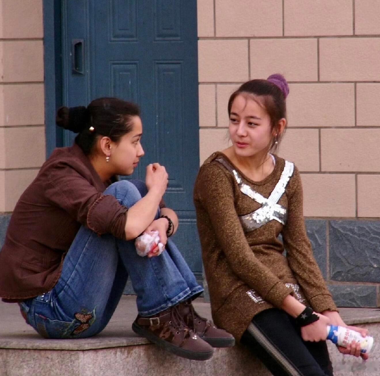 少女时期，还没出道的迪丽热巴，好青涩啊2007年，15岁的迪丽热巴与同学坐在布尔