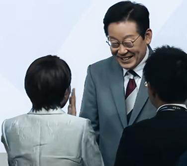 李在明笑的真开心啊！
李在明是不是看到对方自己扇耳光，被逗乐了！
李在明一看对方