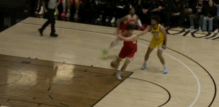 有点可惜了，临门一脚差点事！
杨瀚森这两次带球一条龙奔袭真是让人惊喜，可惜还是身