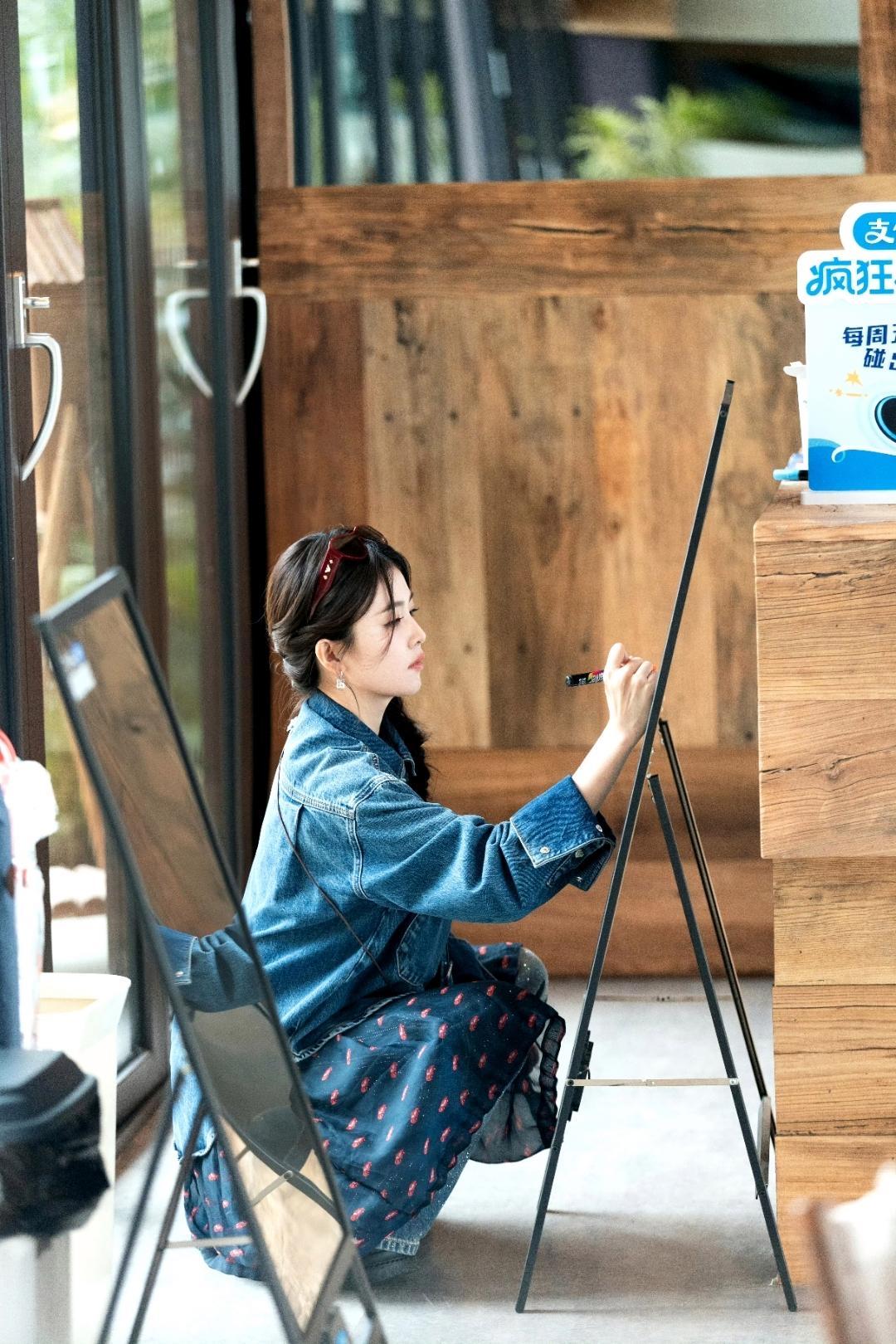 亲爱的·客栈2026》开工路透释出，白鹿以“客栈主理人”身份解锁全新状态！告别精