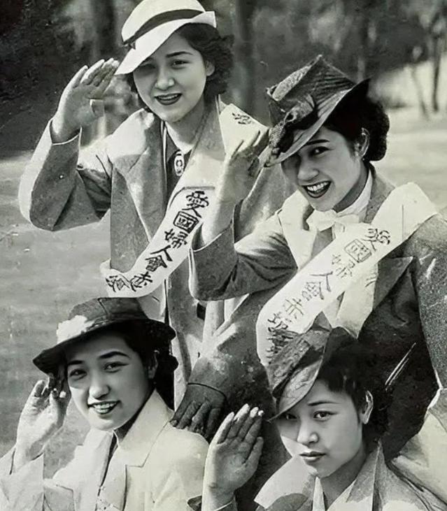 1945年，日本将20万日本妇女遗弃在东北，后来至少有11万人嫁给了当地老百姓。