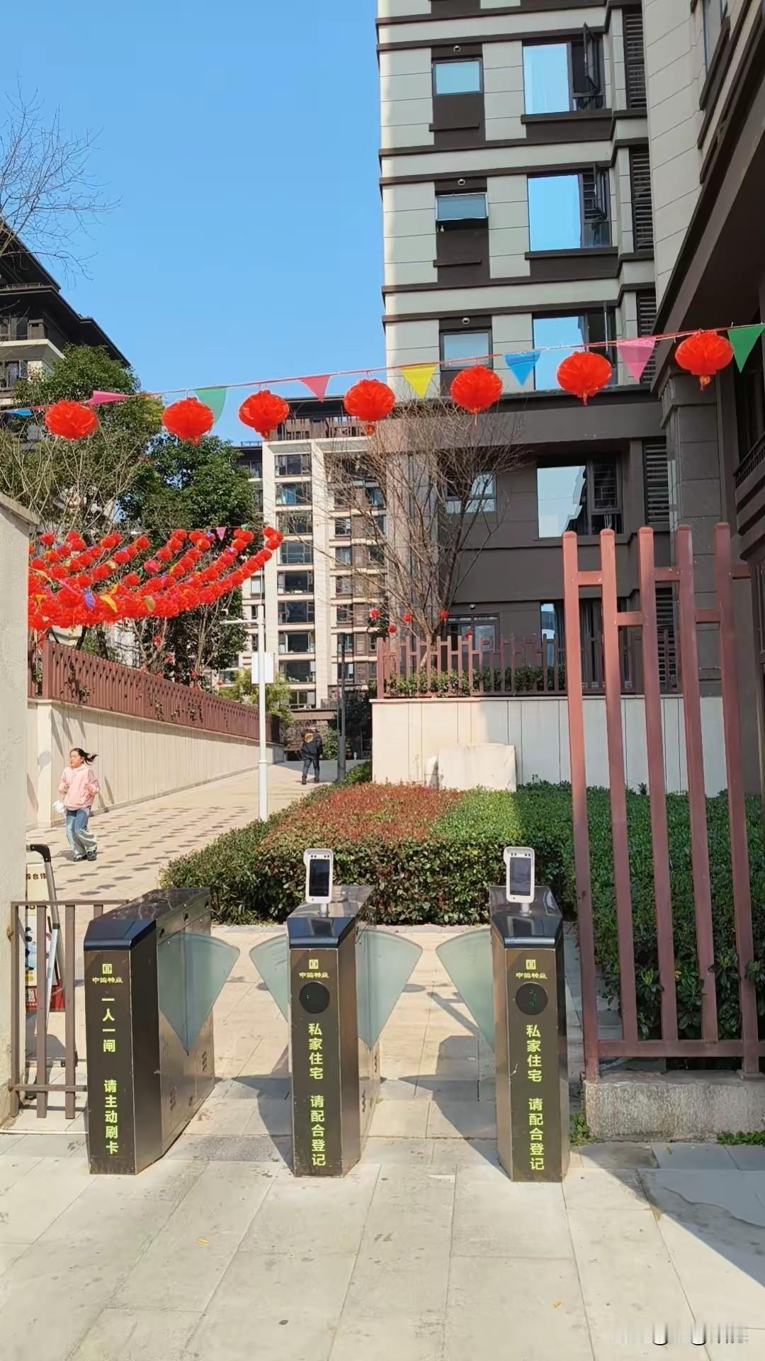 你写了几百字的东西没人看，人家一句话带点情绪就火出圈了？这事儿真挺扎心的！  