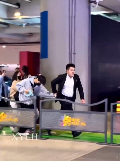 古子成机场少年跑这段偶像剧都弱爆了  要不怎么说古子成真正的给大家上演了你跑我追