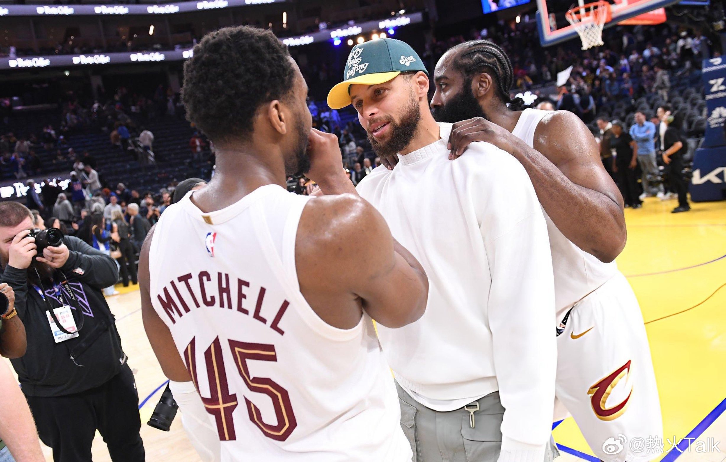 哈登赛后给库里按摩骑士vs勇士