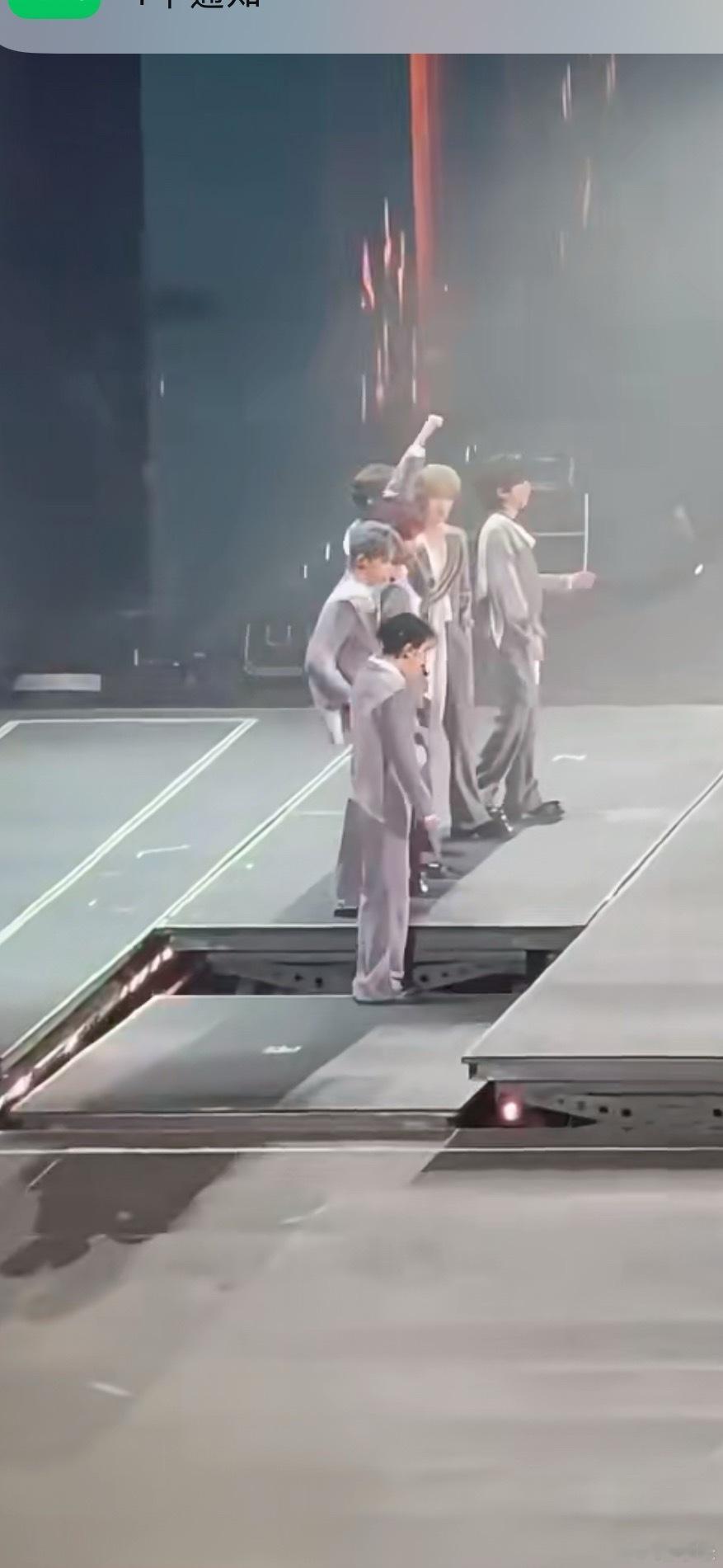 幸亏他这反应快，脚一抬就稳稳站上去了。换很多人可能真的会一脸懵逼，这安全措施还得