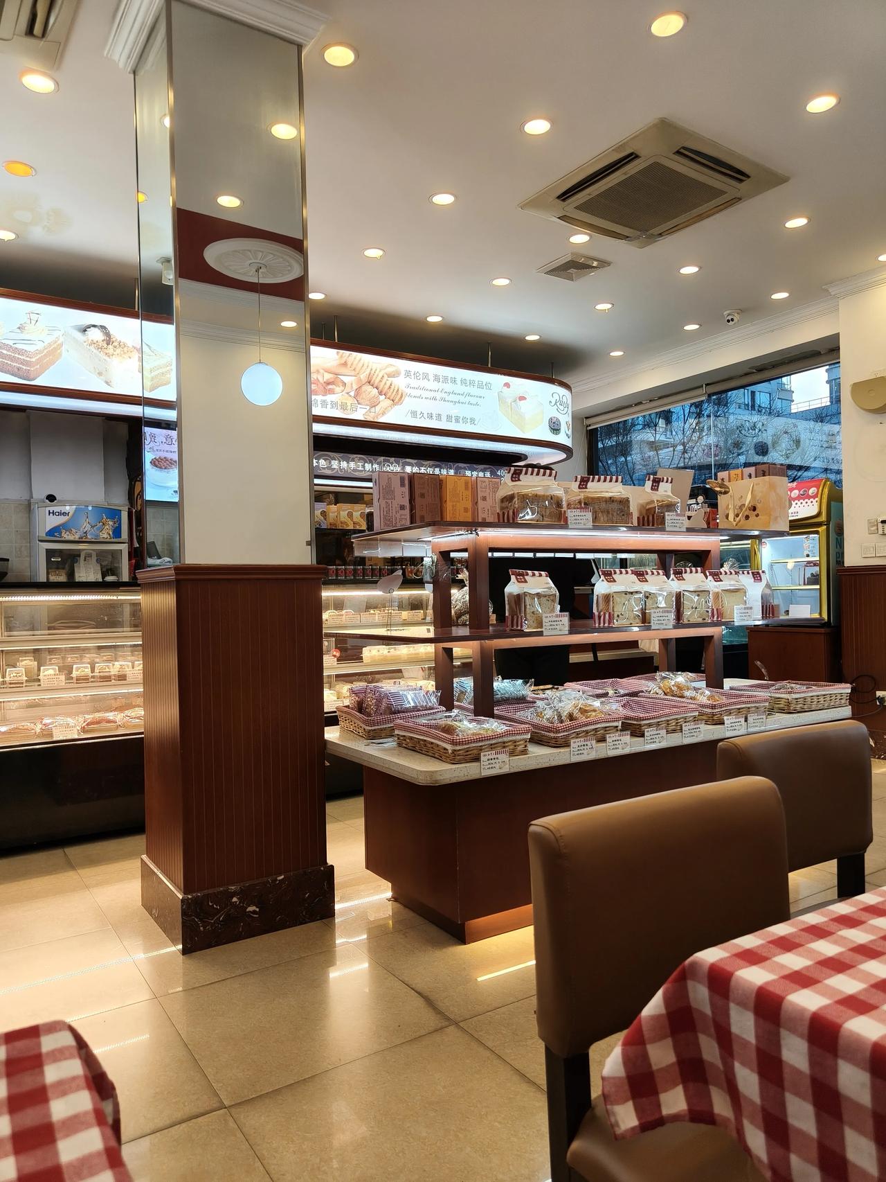 走的累了(￣o￣) . z Z
稍微休息一下！
四平路上红宝石💎