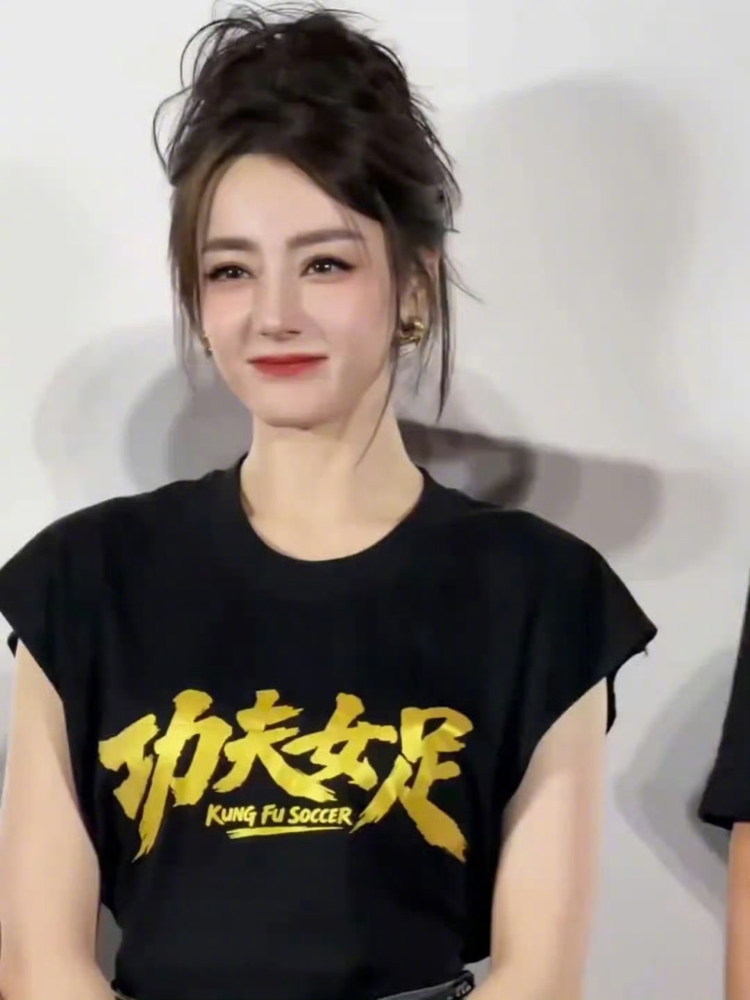 迪丽热巴来了天津也得盘头天啊！真的完全女神来着迪丽热巴天津路演路透来袭！盘发造型