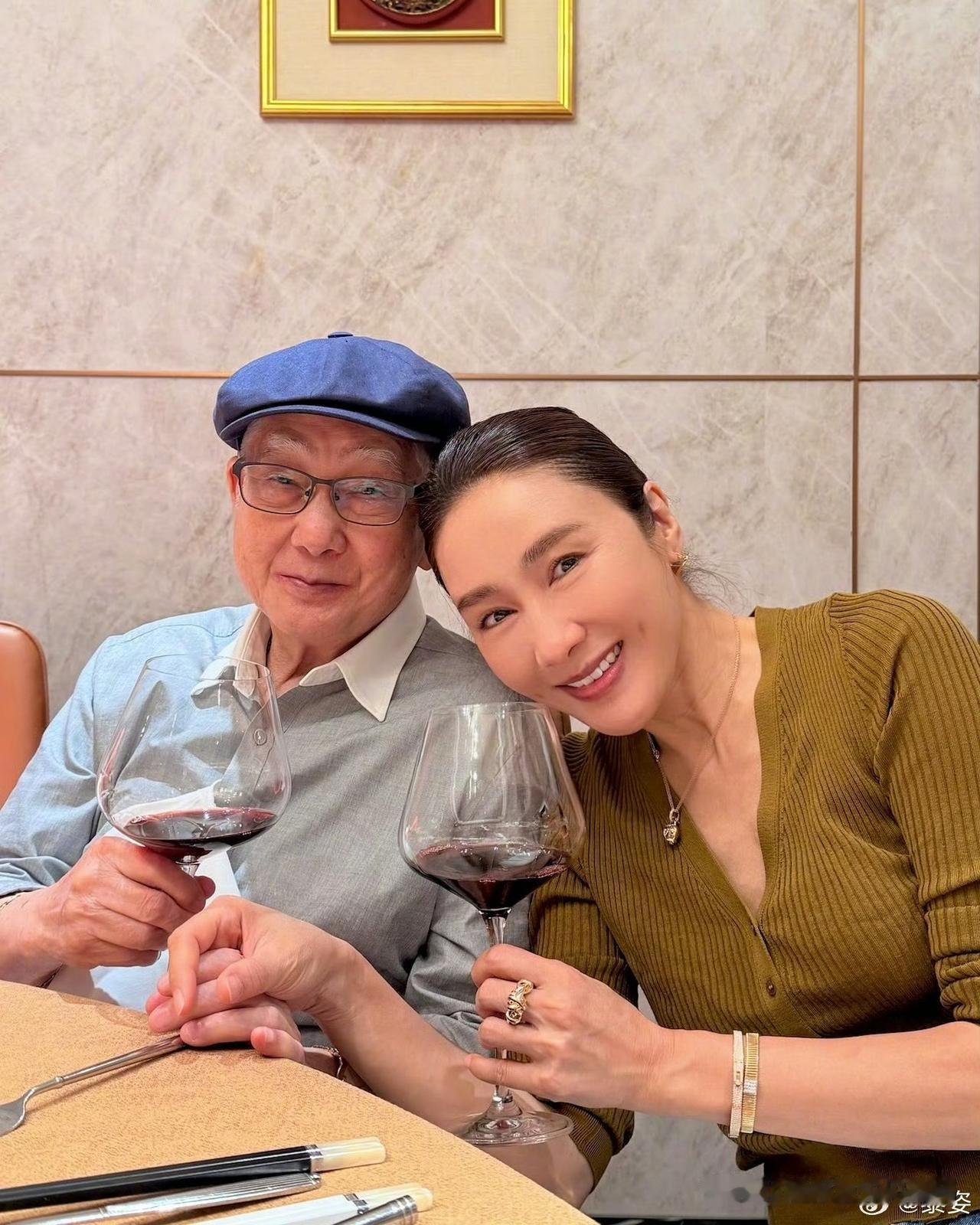 黎姿父亲节晒与父亲亲密合照，依偎牵手满眼笑意，状态温柔透亮完全看不出54岁

6