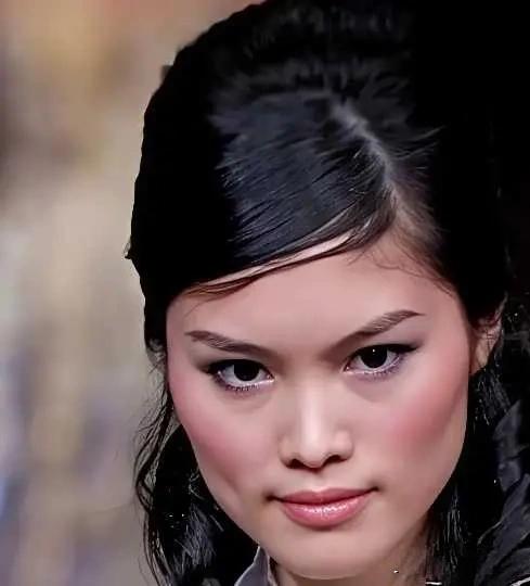 何穗以前竟然长这样，有点不敢认。