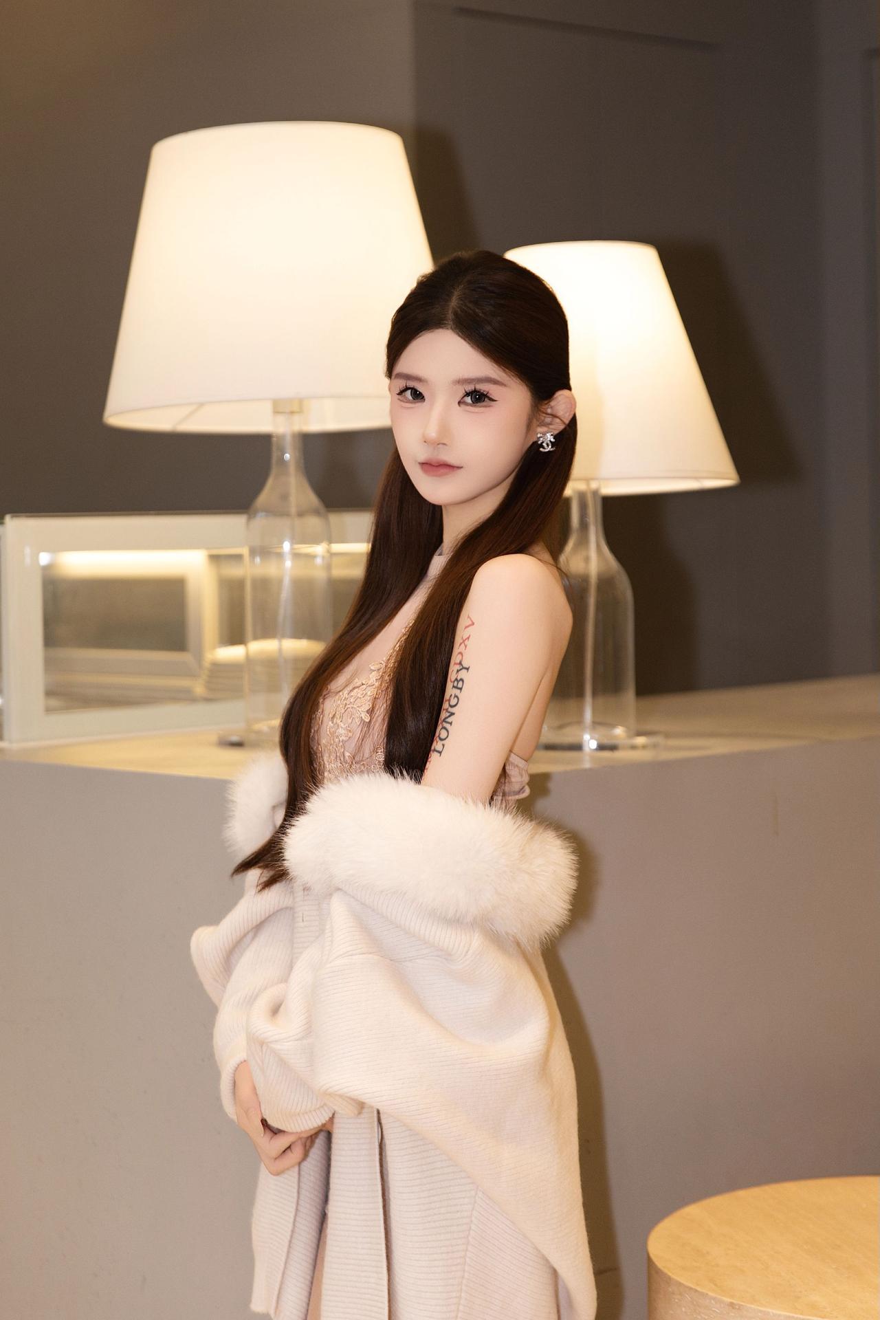 长沙约拍📷-御姐&马吉拉咖啡
模特：@yiyi 
设备：Canon EOS R