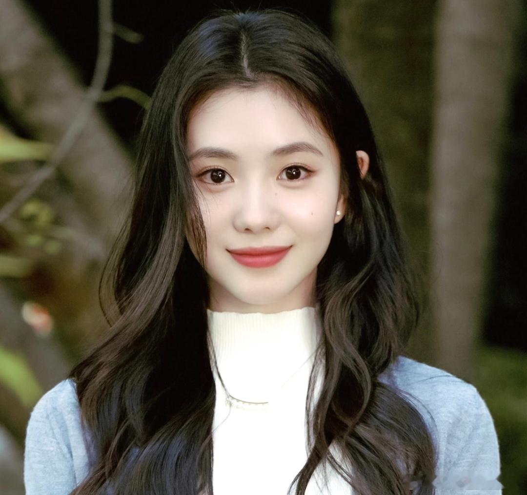 刘浩存 刘浩存比例跟体态都好妙，还腕线过档，哪怕不带首饰是简单的贴头皮披肩发就绝