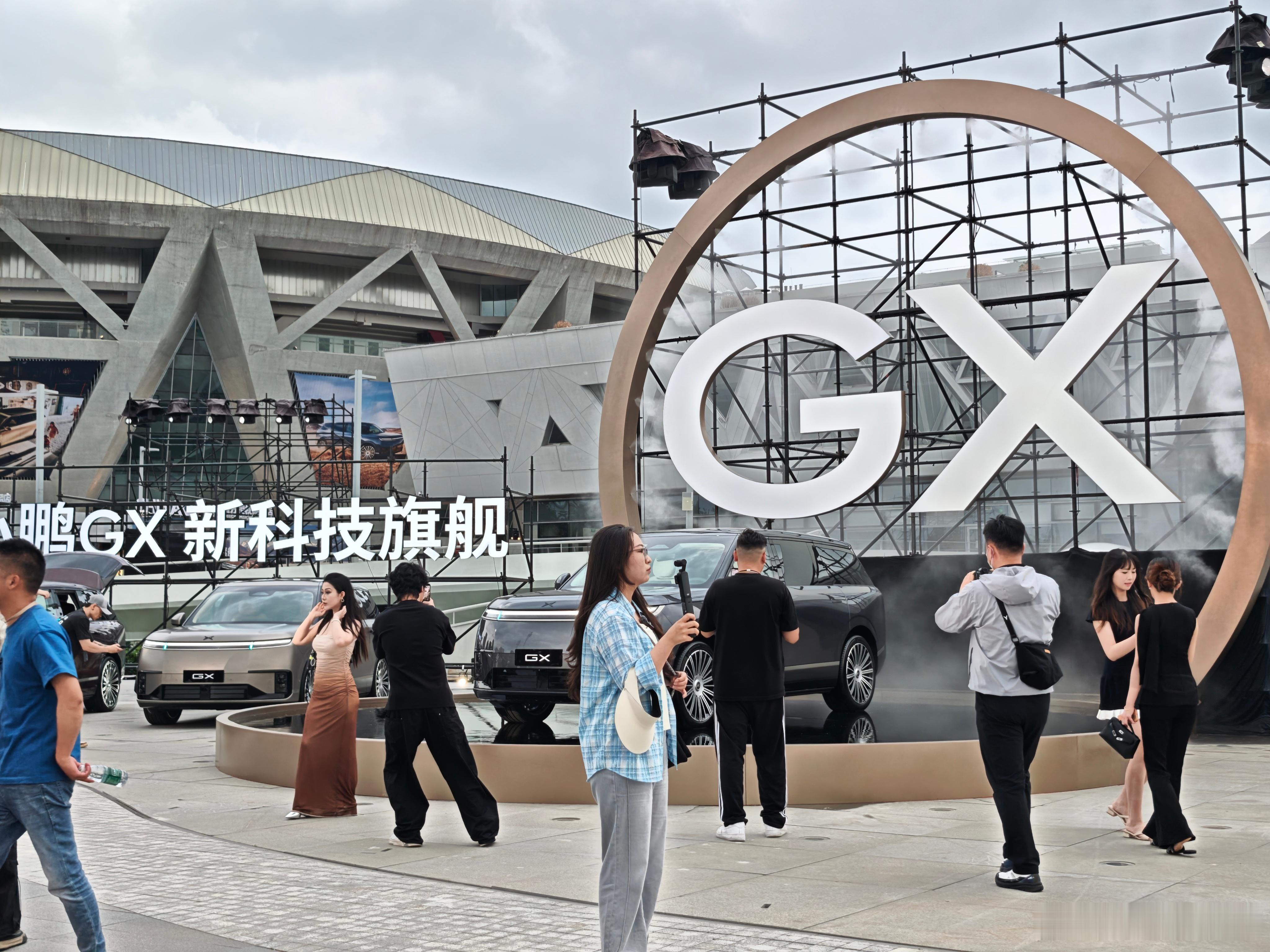现场好热闹！黑色巨无敌显气场～就期待今晚的价格了(ง•̀_•́)ง新科技旗舰小鹏