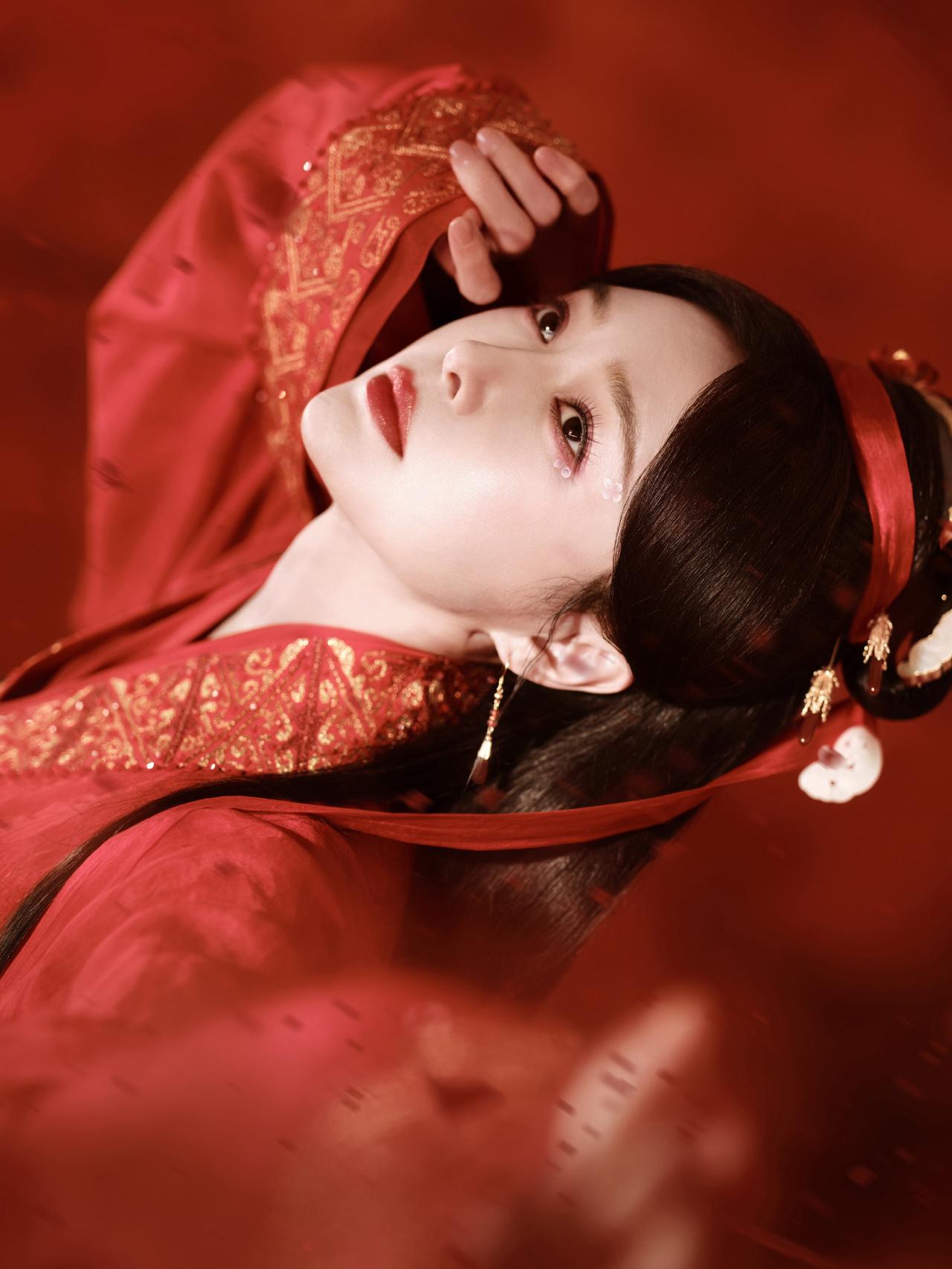 晒图笔记大赛成熟美人秦岚新年穿搭写真