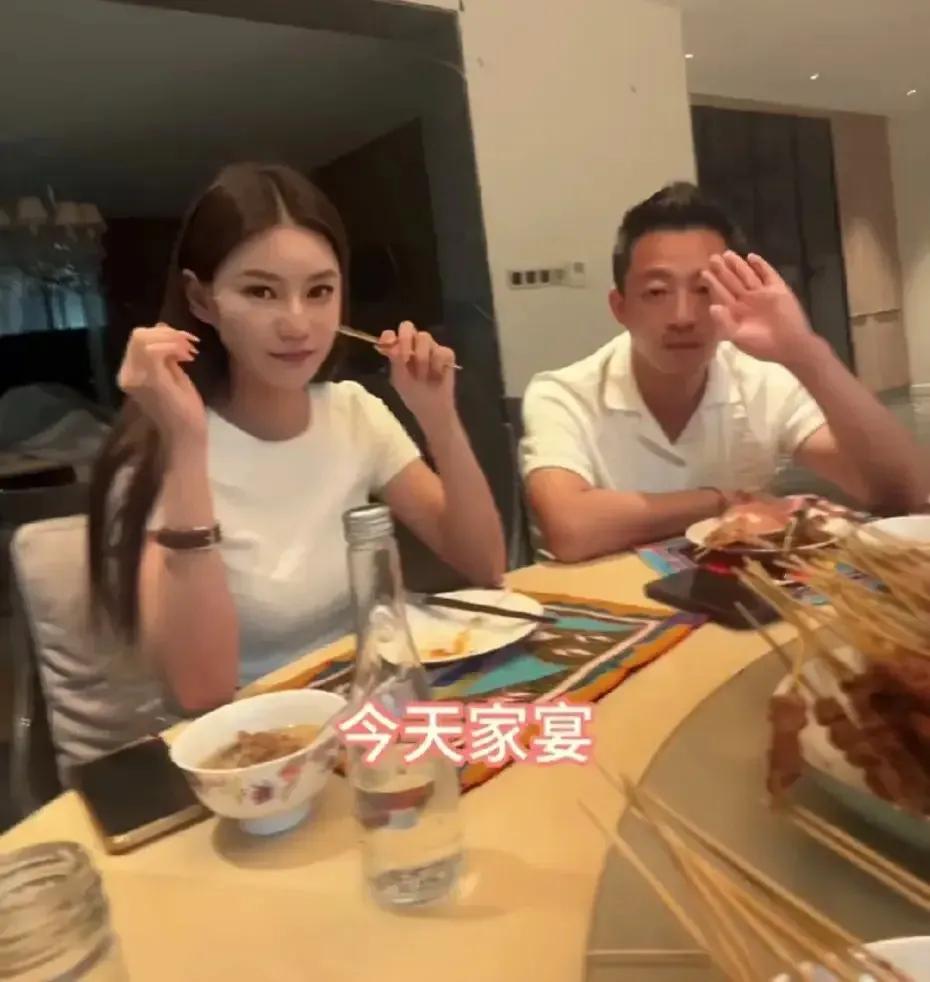 中秋佳节，是中国人的重要节日！看看这一家人团聚在一起。快快乐乐的过节！每逢佳节倍