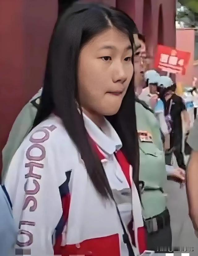 校服飘飘见证青春成长轨迹，毛甜懿承先辈之志传递时代精神，在追梦道路上绽放青春之光