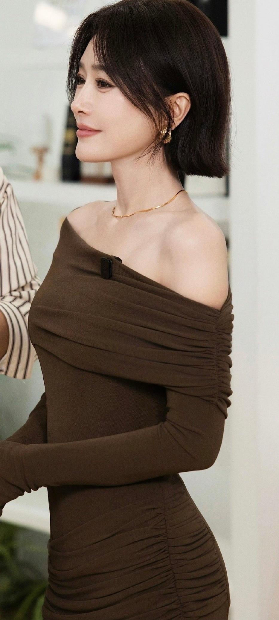 谁能拒绝秦岚的魅力啊！
咖色长裙造型把优雅和气场拿捏得死死的，短发造型更是解锁了