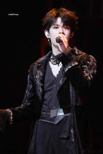 荣耀之战热心市民张极 张极在舞台上帮队友擦汗的动作太苏了！竞技感拉满的比赛里，他