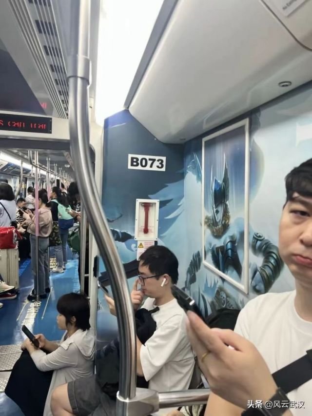 【20多年了还是魔兽世界在挨骂】武汉地铁魔兽世界广告遭家长举报，腐蚀孩子思想。（