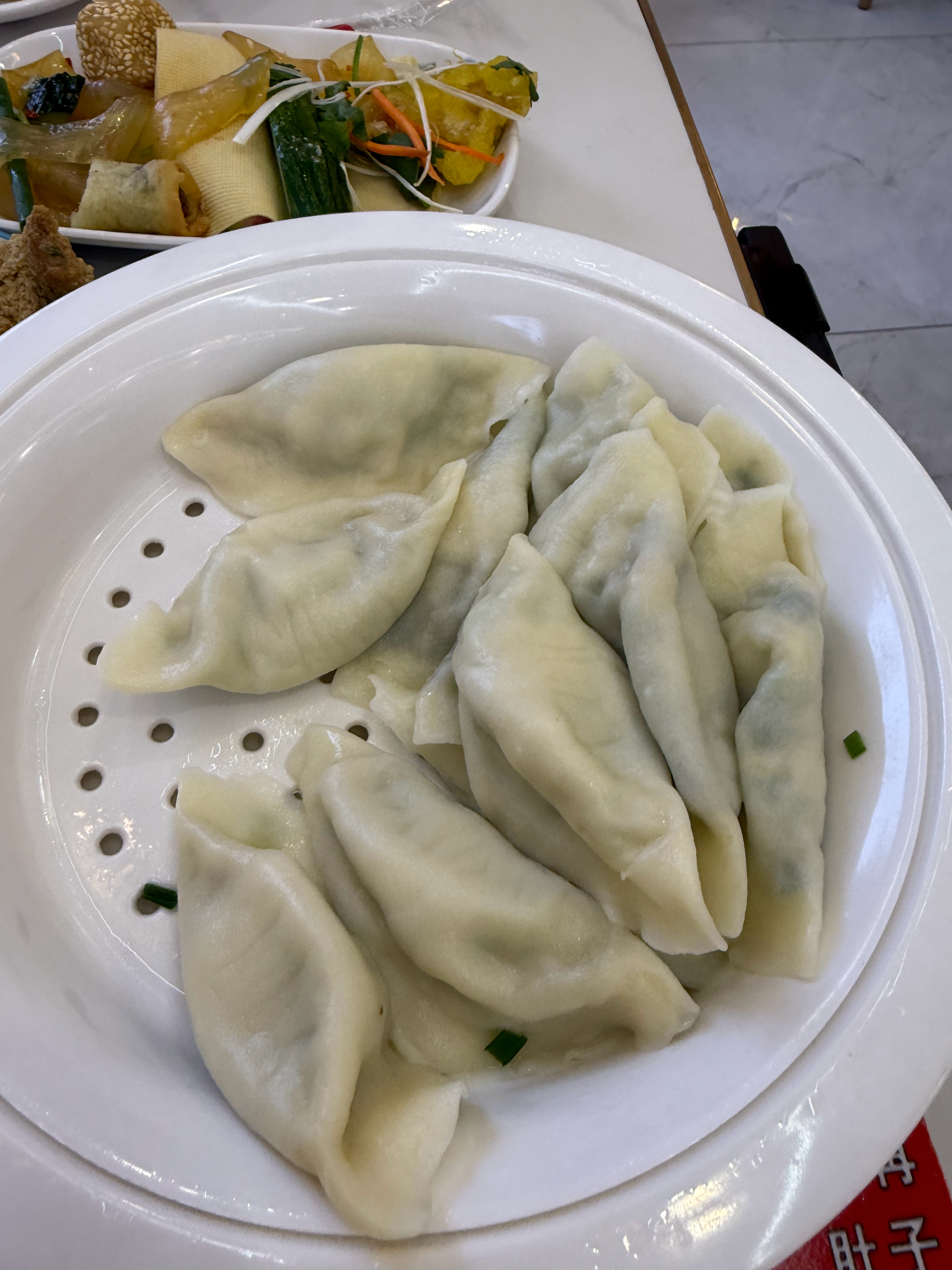 自助饺子，自助菜。23一位，随便吃，管够吃。现包自己煮10种馅，吃多了 ​​​