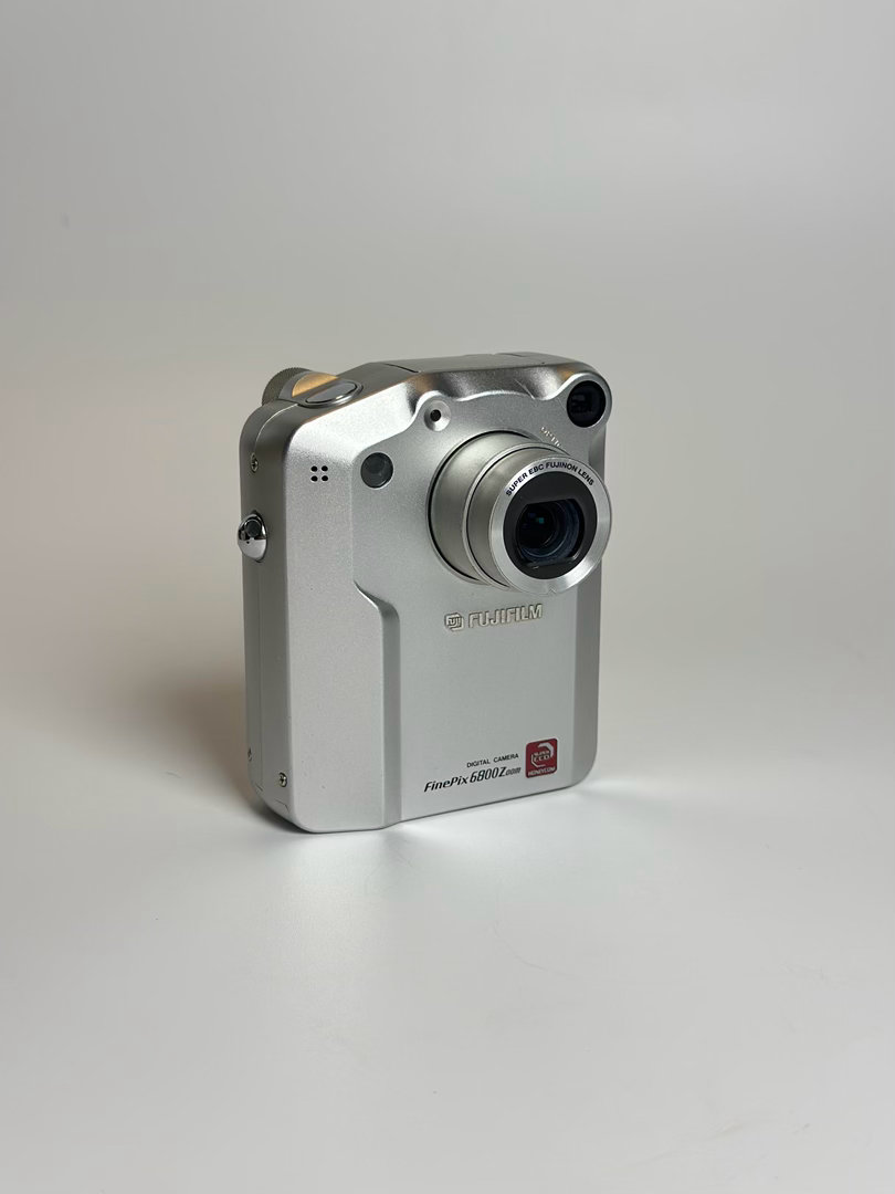 📷 富士 FinePix 6800Z✅ 优点🎨 “迷你哈苏”的造型，出街即焦
