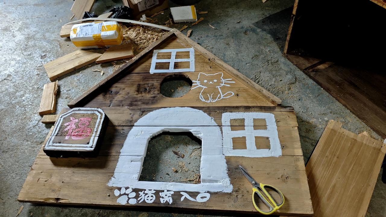 看我自己手绘的猫屋门脸，
一点点打磨，双层猫屋终于拼出全貌。
捡来的老木板，亲手