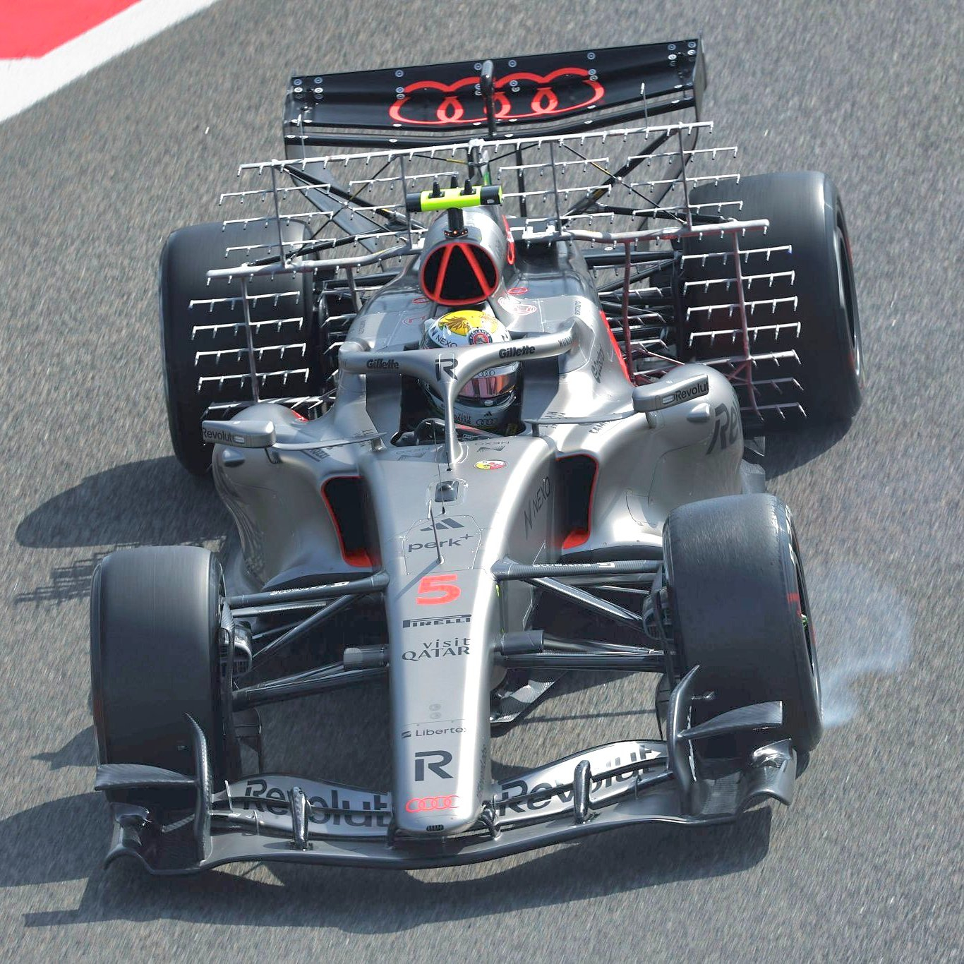 奥迪R26的新侧箱已经和发布会的展车截然不同了F12026F1季前测试