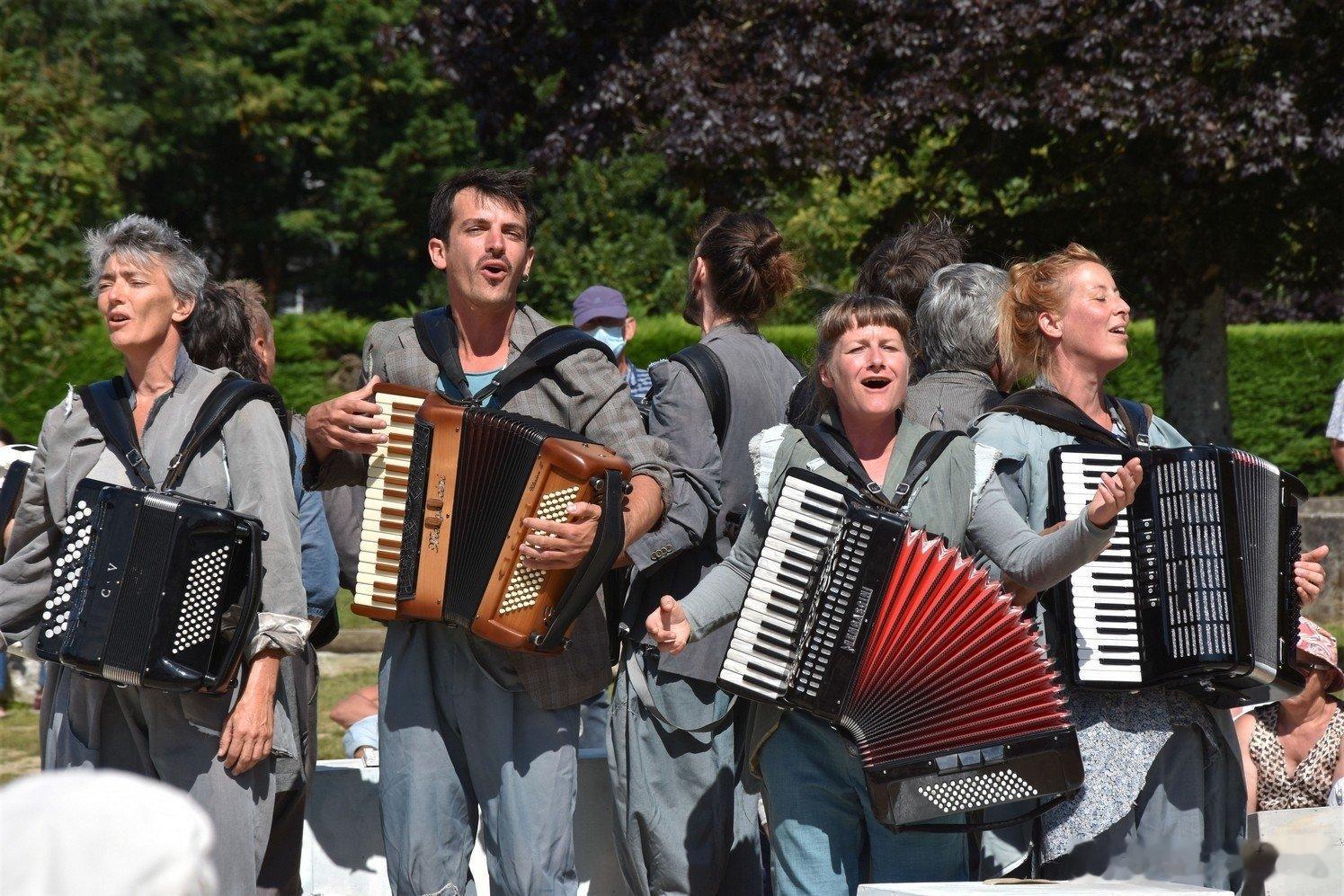 实验剧场承包你的颅内高潮！郝蕾《诛》直面五毒绞杀；《豹歉》从疼痛中写诗，召唤一只