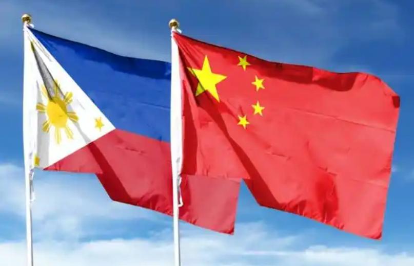 高规格安排中国。当地时间7月21日，中国外交部长王毅抵达菲律宾马尼拉，在现场受到