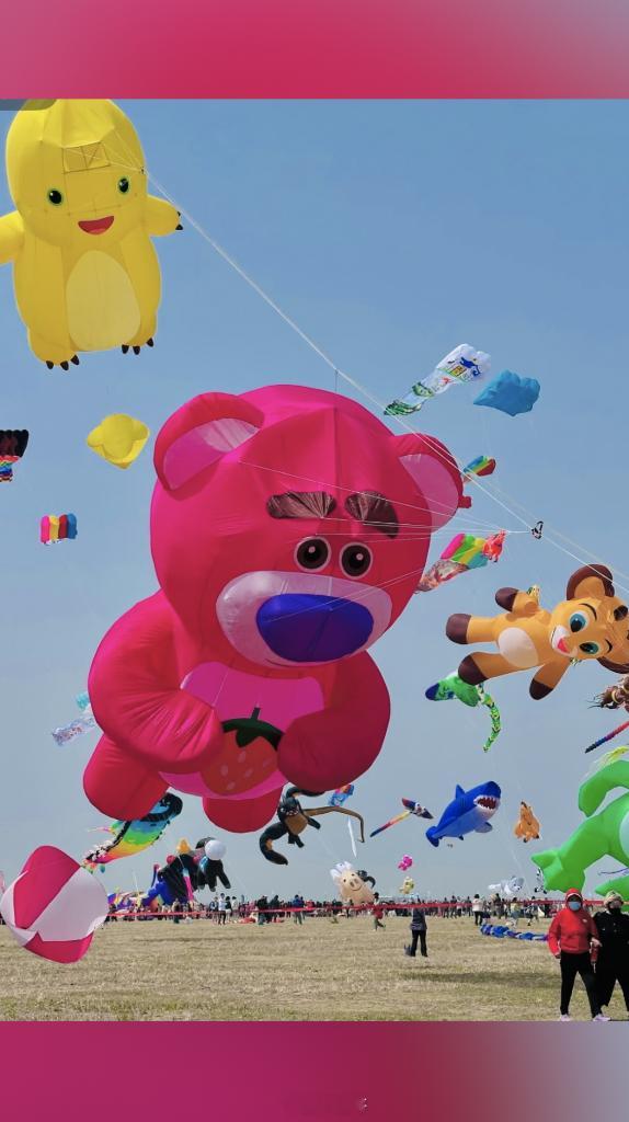 潍坊风筝节万物皆可乘东风飞天大明湖春风一吹，脑洞起飞！潍坊的天空成了创意狂欢场，