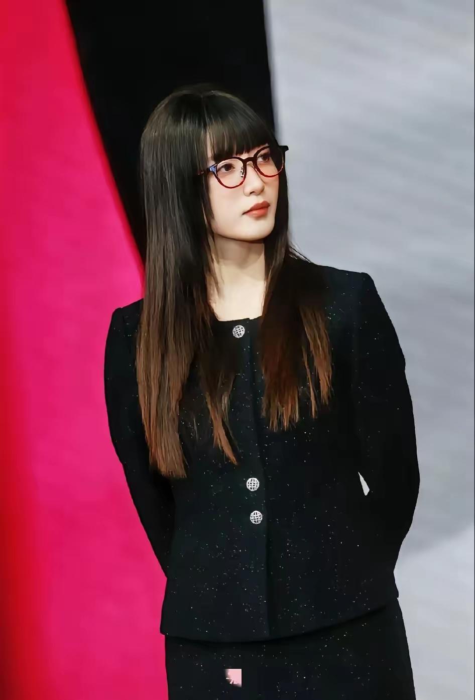 39岁江疏影，美貌依旧，却仍是感情世界的“孤勇者”？在大家纷纷猜测她何时能觅得良