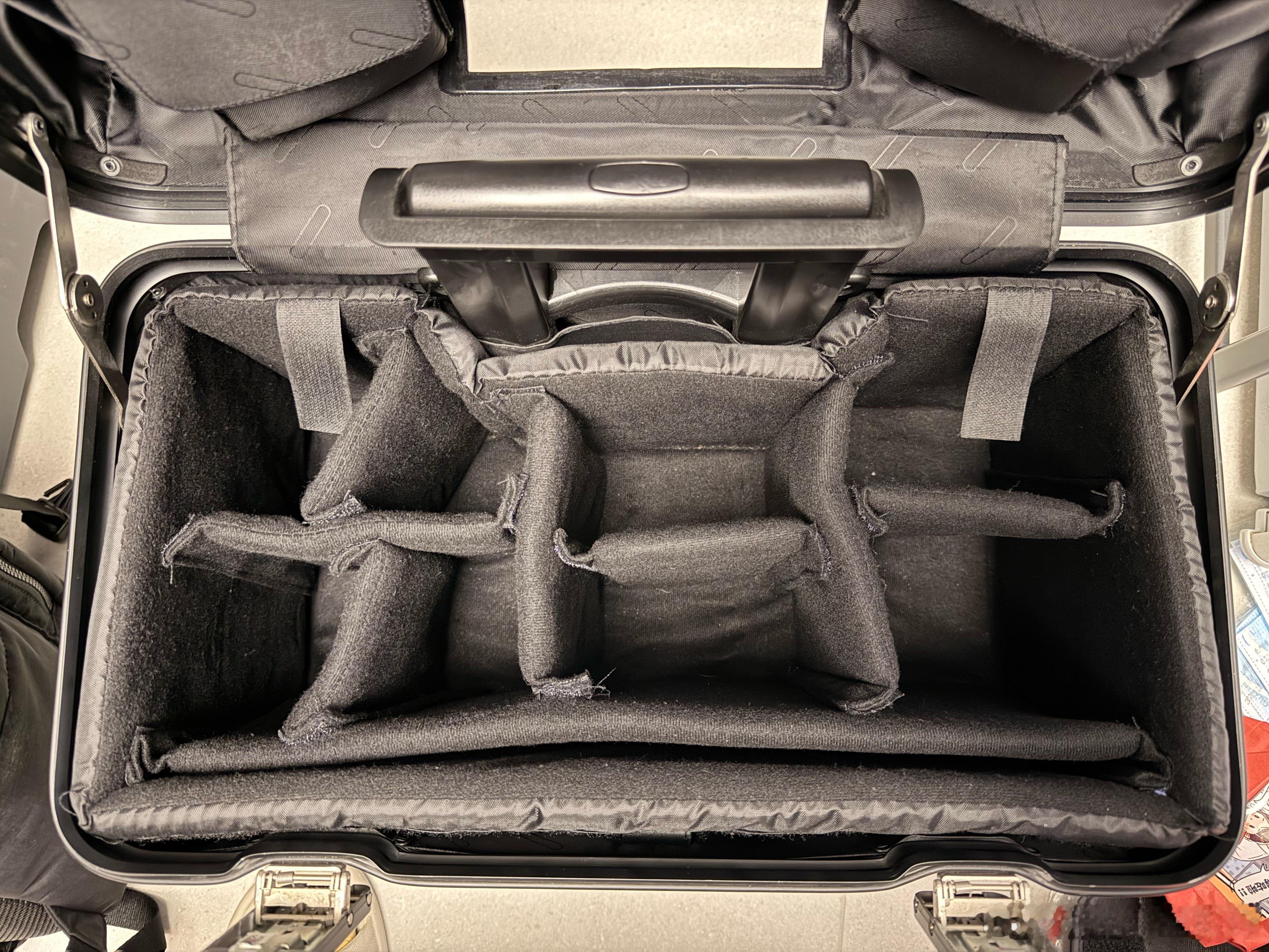 求问懂哥这内胆和箱子里面的衬布该怎么清理呢？人要疯了器材箱被倒了咖啡整个内胆都湿