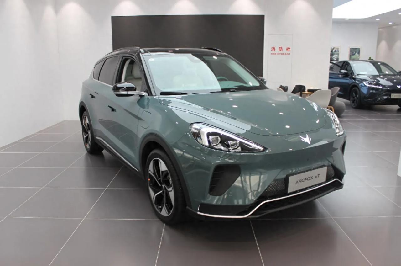 #极狐阿尔法s# #森林版#  #极狐阿尔法t# 森林版 在外观的设计层面，两大