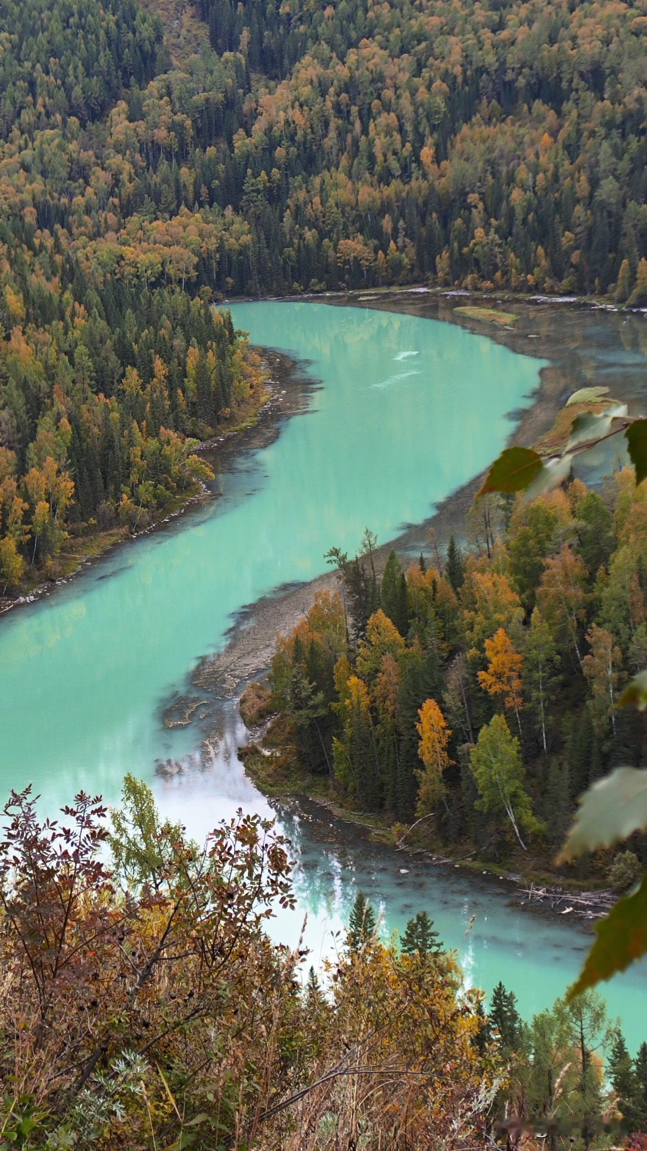 秋日仙境，碧水青山，静谧如画。这是哪里您知道吗？