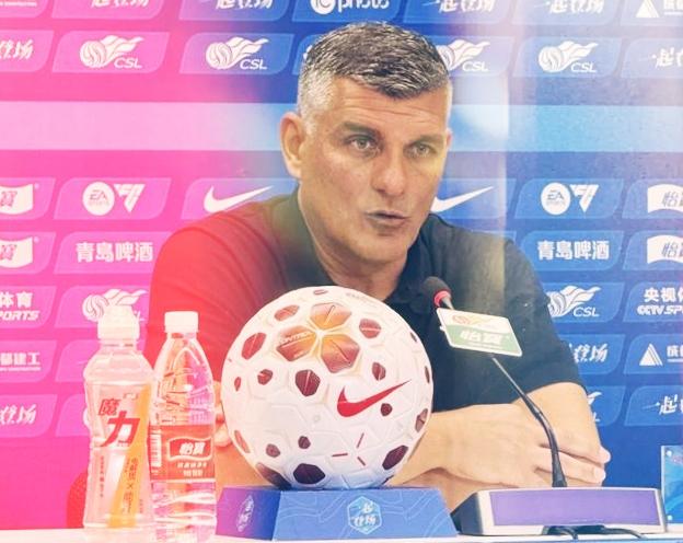 放弃拼海港吗？蓉城队主教练今晚客场同海港队比赛前这样说:“不靠别人，只要靠自己夺