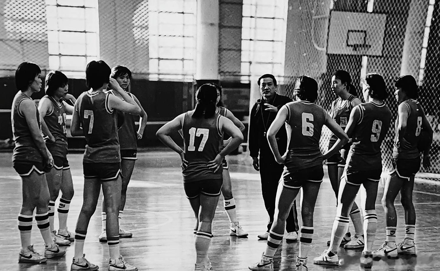 1981年3月21日，中国女篮抵达智利的瓦尔帕莱索市，22日就与当地女篮球队，也