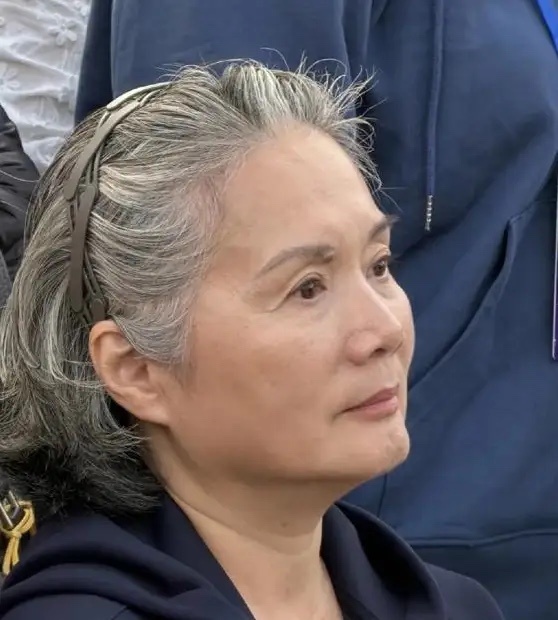 上海武康路一栋价值过亿的老洋房里，住着67岁的老戏骨吴冕。旁人眼里她格外节俭，常