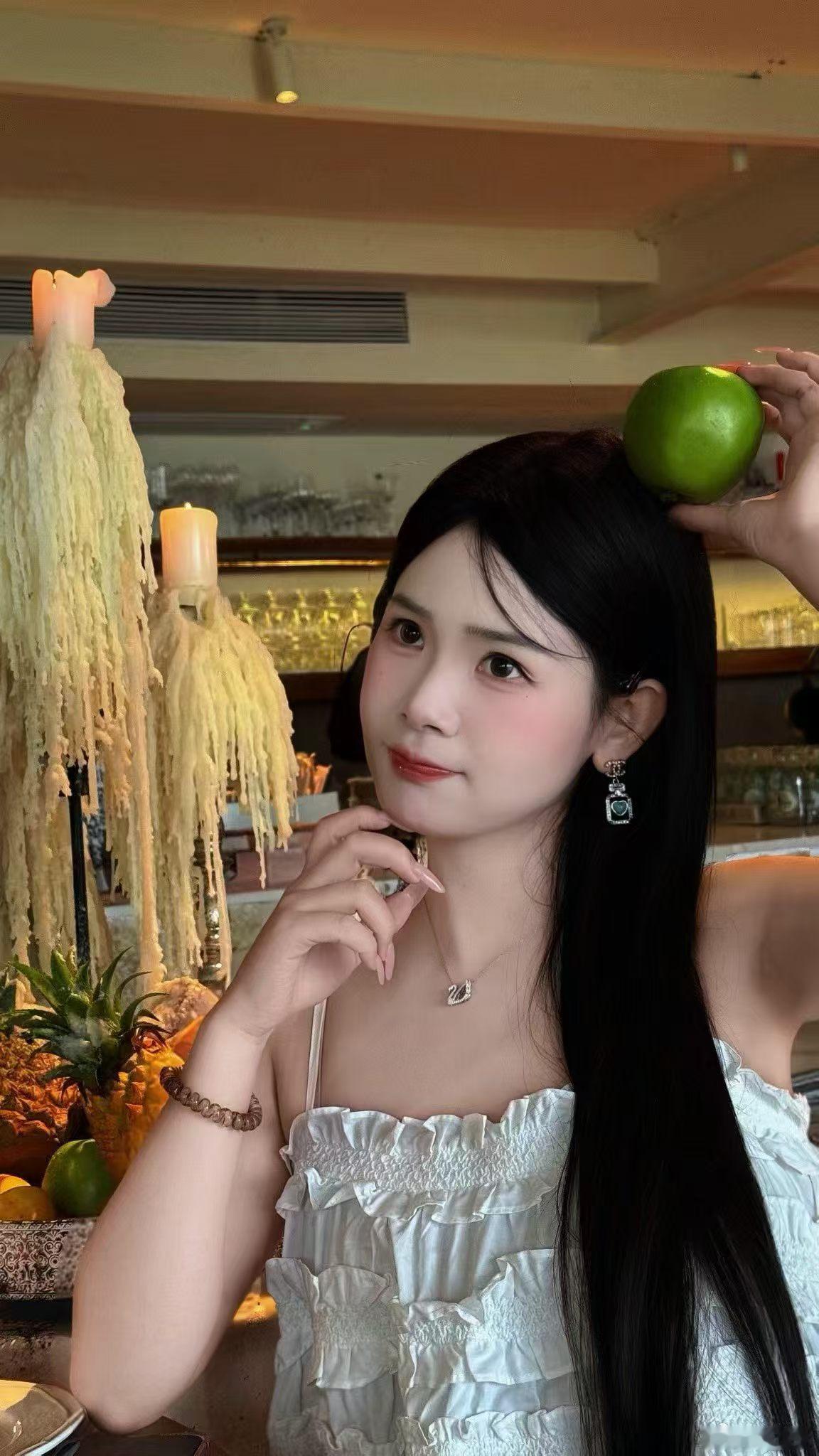 保持可爱的秘诀：多笑，多吃水果，多爱自己。 🍎 