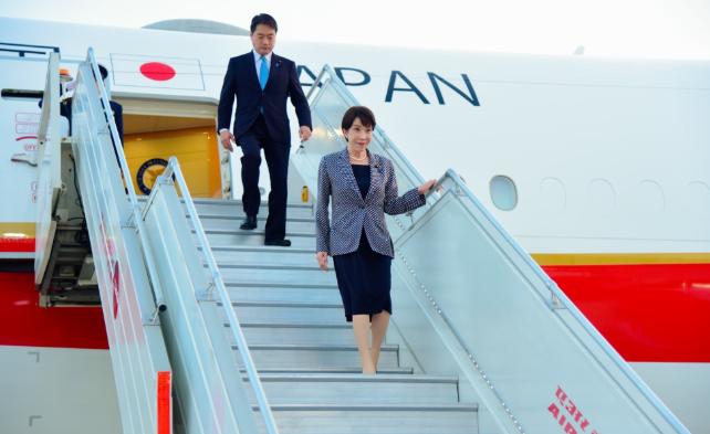降级接待，日本很失望。当地时间7月1日，印度终于把日本盼来了。
高市早苗抵达新德