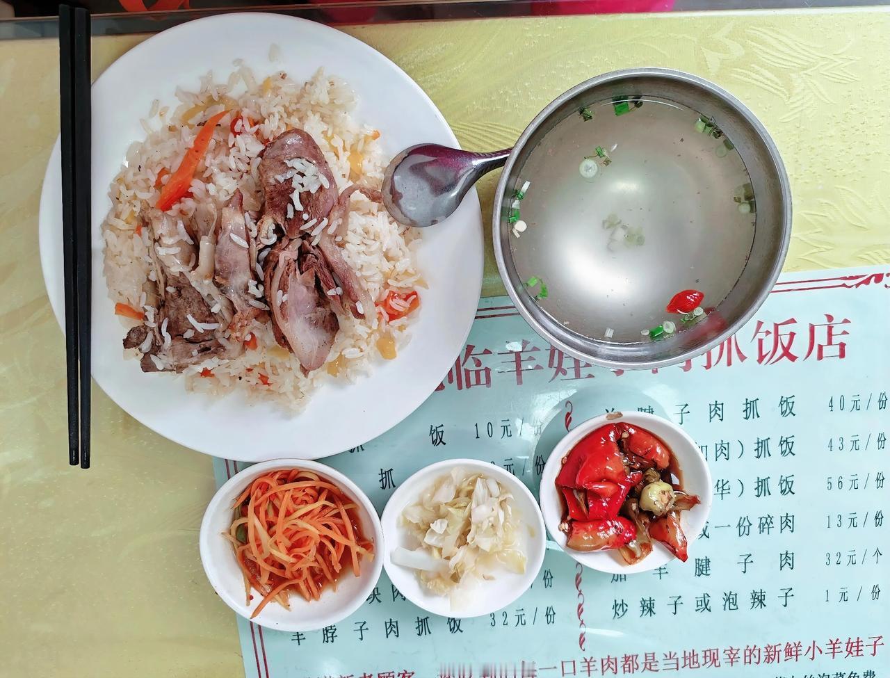 来到新疆，必尝一碗羊肉手抓饭，米粒油亮，羊肉酥香，感受西域烟火滋味。
一锅手抓饭