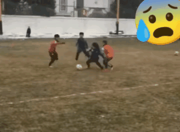 就孙继海和董路这两个镜头！扪心自问！作为小球员家长，你们把孩子交给谁更放心一些[