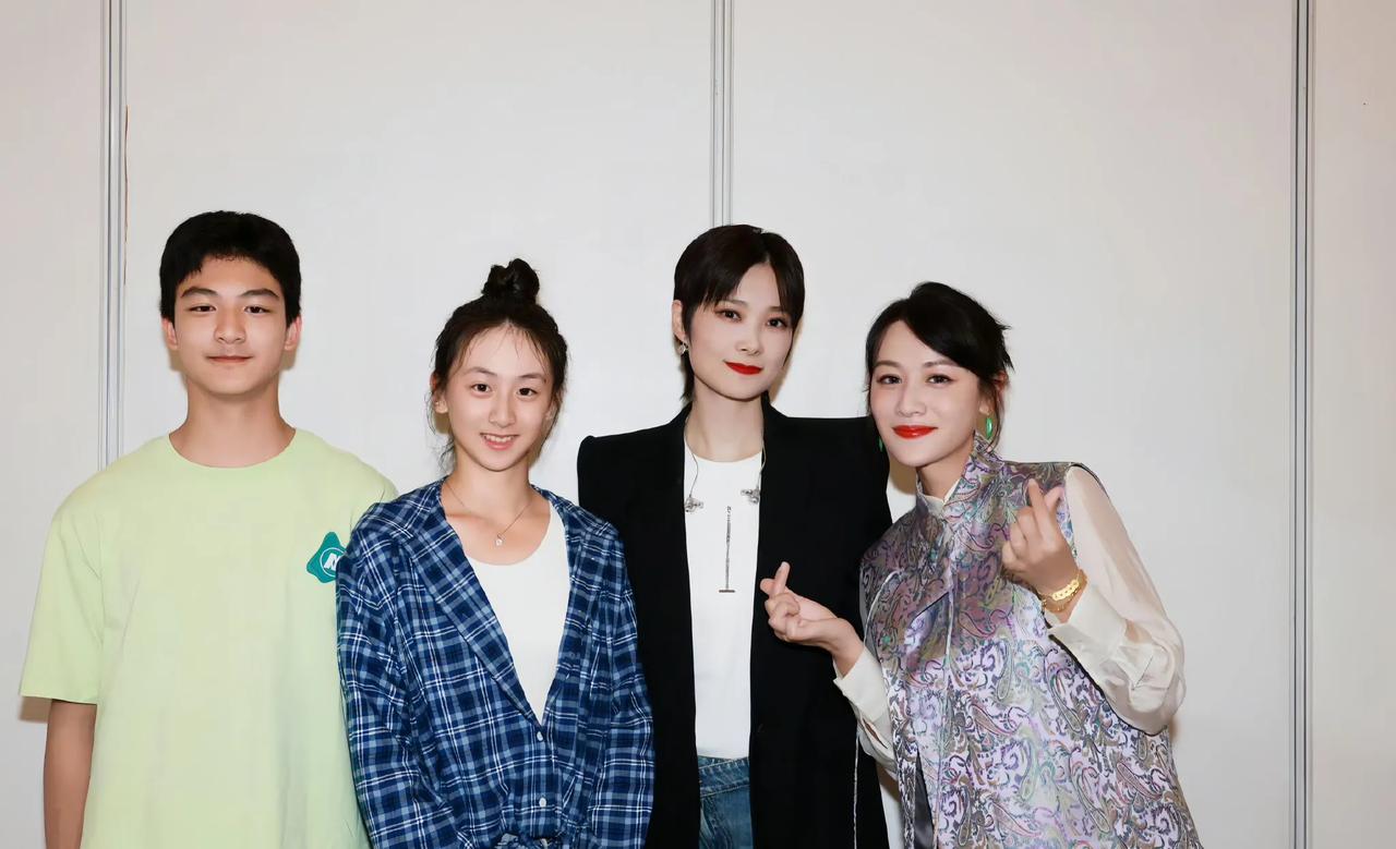 李宇春、森碟与森碗的同框时刻

近日，娱乐圈掀起了一股热潮，李宇春、森碟和森碗三