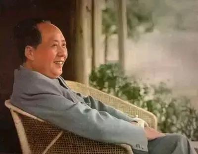 《沁园春·颂伟人毛泽东》

华夏疆川，伟人临世，福泽东方。燃井冈星火，燎原炽烈；