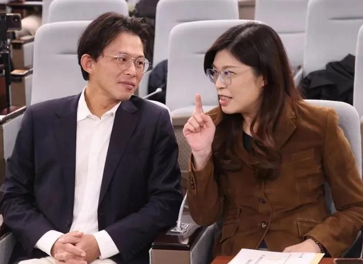 其实现在有一个非常关键的问题，那就是蓝白合究竟是郑丽文与黄国昌之间的合作？还是国