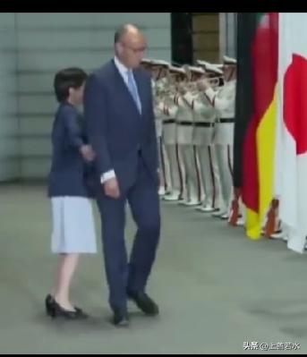 到底是礼节还是谄媚？！
看日本首相高市早苗陪同默茨检阅三军仪仗队，正场下来，忙手