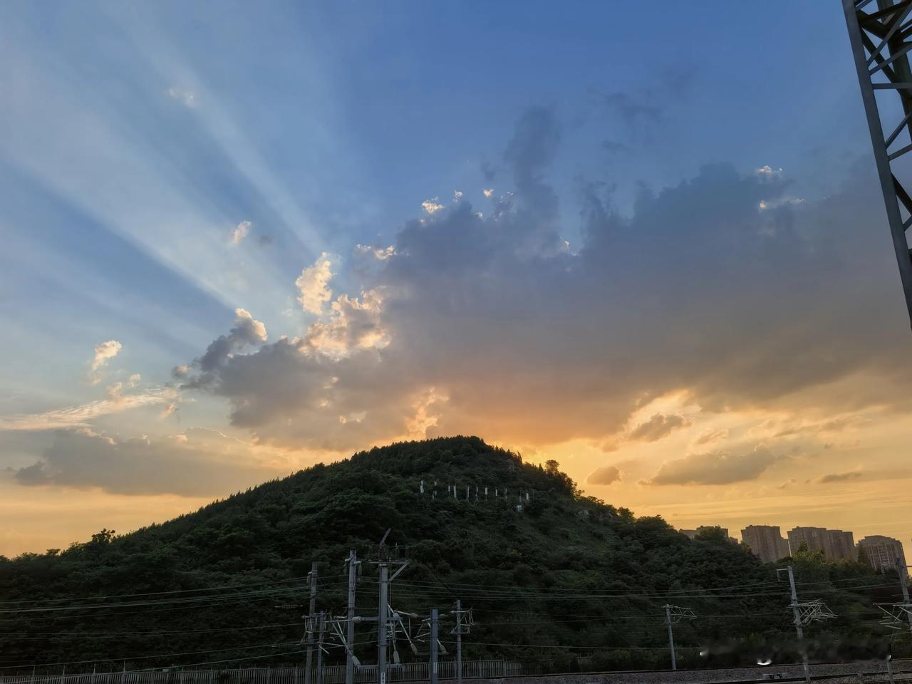 秋日天空
夕阳西下，
彩霞躲云层后面，
时不时发出光芒，
在空中来回飞舞，
仿似